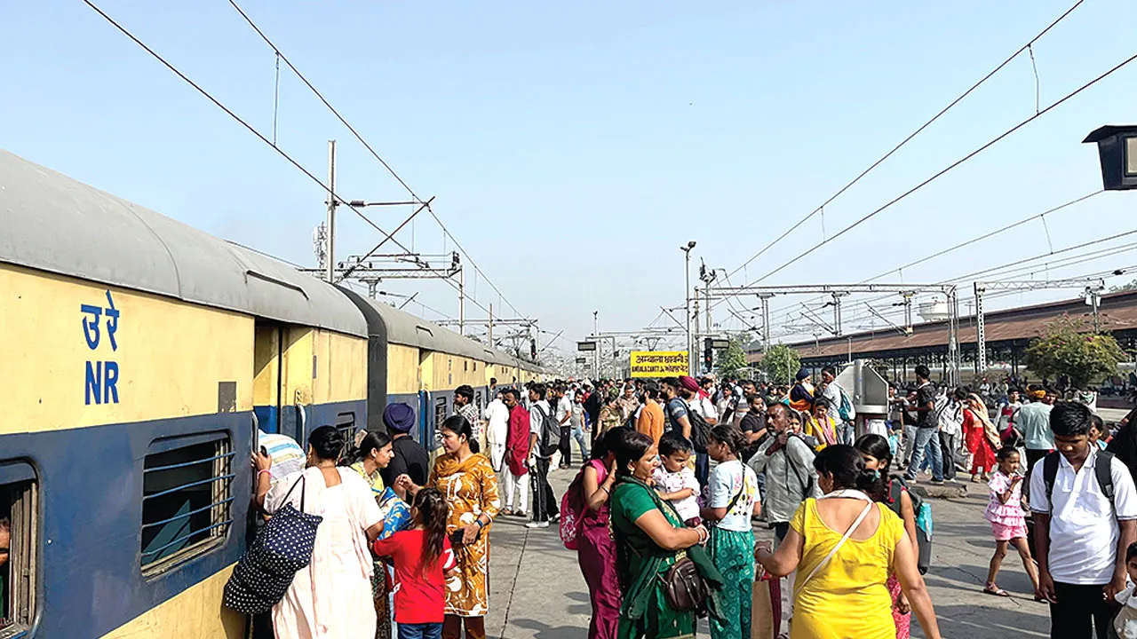 Ambala Railway Station: त्योहारी भीड़ से निपटने के लिए हरियाणा का अंबाला रेलवे मंडल तैयार, 18 स्पेशल ट्रेनों से मिलेगी राहत; जानें कौन-कौन सी ट्रेनें चलेंगी